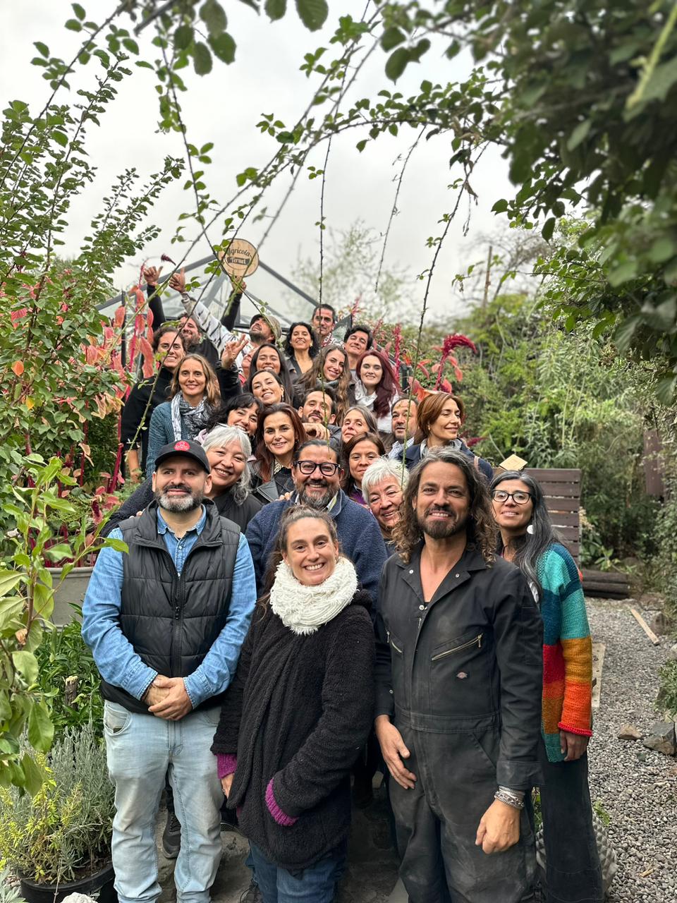 Charla de la masterclass en un espacio interior con plantas sobre la mesa.